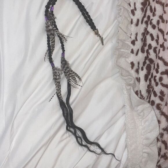 Hair or roach clip accessory with bird feathers and faux hair - Picture 1 of 10
